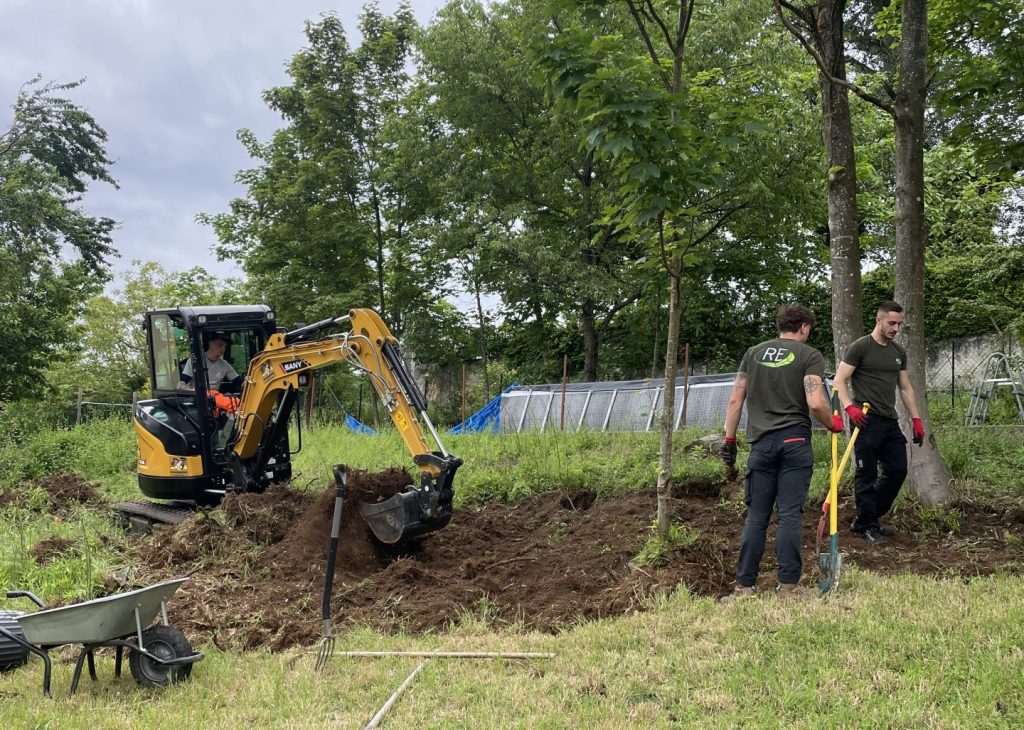 Photo d’équipe authentique sur un chantier, tenue professionnelle.