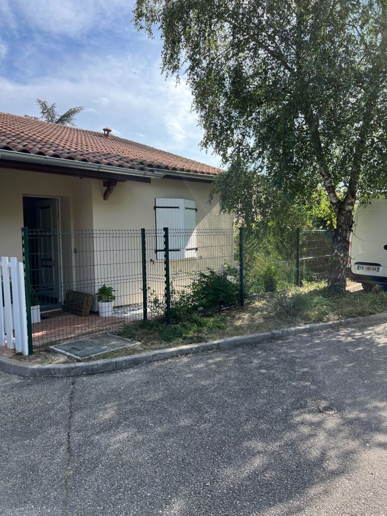 Clôture rigide devant une maison