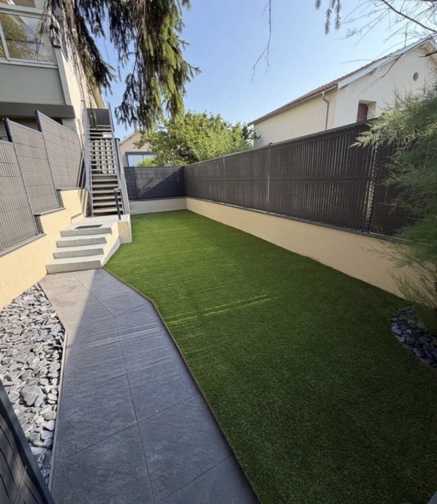 Gazon synthétique posé le long d’une allée et d’un escalier